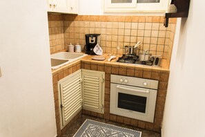 Kühlschrank, Ofen, Herdplatte, Wasserkocher mit Kaffee-/Teezubehör