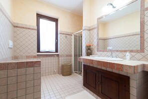 Shower, hair dryer, bidet, towels - Villa Rose - Marina Di Mancaversa (Marina di mancaversa)