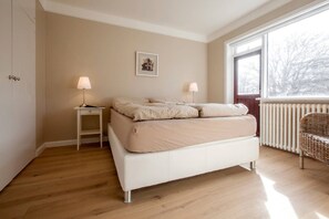 4 habitaciones, escritorio y tabla de planchar con plancha 