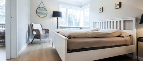 4 Schlafzimmer, Schreibtisch, Bügeleisen/Bügelbrett, Reisekinderbett