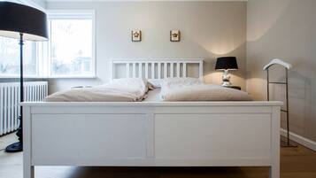 4 Schlafzimmer, Schreibtisch, Bügeleisen/Bügelbrett, Reisekinderbett