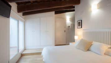 1 bedroom, iron/ironing board, travel cot, Internet