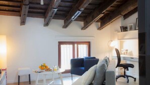 A cozy living room with a sofa, a small table with fruit, and a chair. - Singular Stays A. San Vicente II (Valencia / València)
