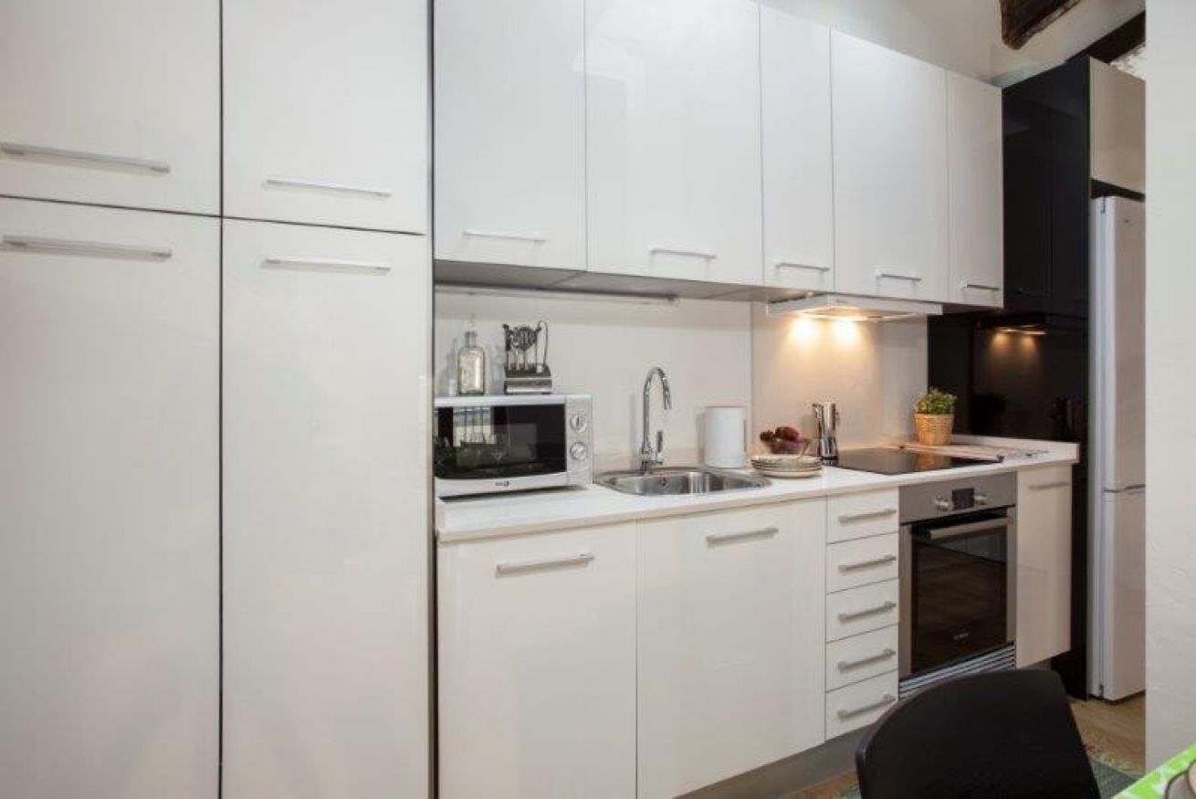 Een koelkast, een magnetron, een vaatwasser