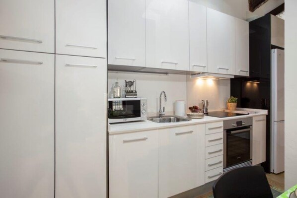 Jääkaappi, mikroaaltouuni, astianpesukone, kahvin-/teenkeitin