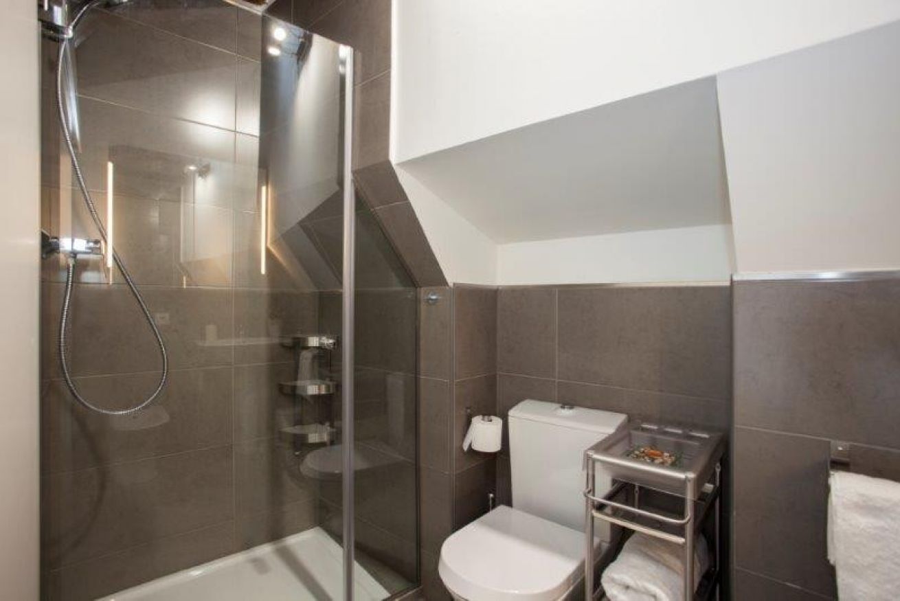 Ducha, secador de pelo y toallas