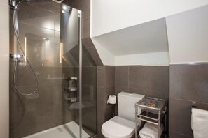 Chuveiro, secador de cabelo, toalhas de banho