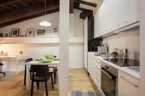 Jääkaappi, mikroaaltouuni, astianpesukone, kahvin-/teenkeitin