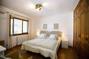 3 slaapkamers, een strijkplank/strijkijzer, gratis wifi, beddengoed