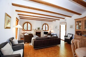 TV, fireplace - 013 Villa Pinos (Denia)