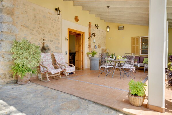 Outdoor dining - country estate ideal for families (buger)