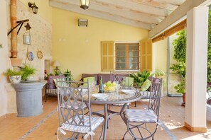 Outdoor dining - country estate ideal for families (buger)
