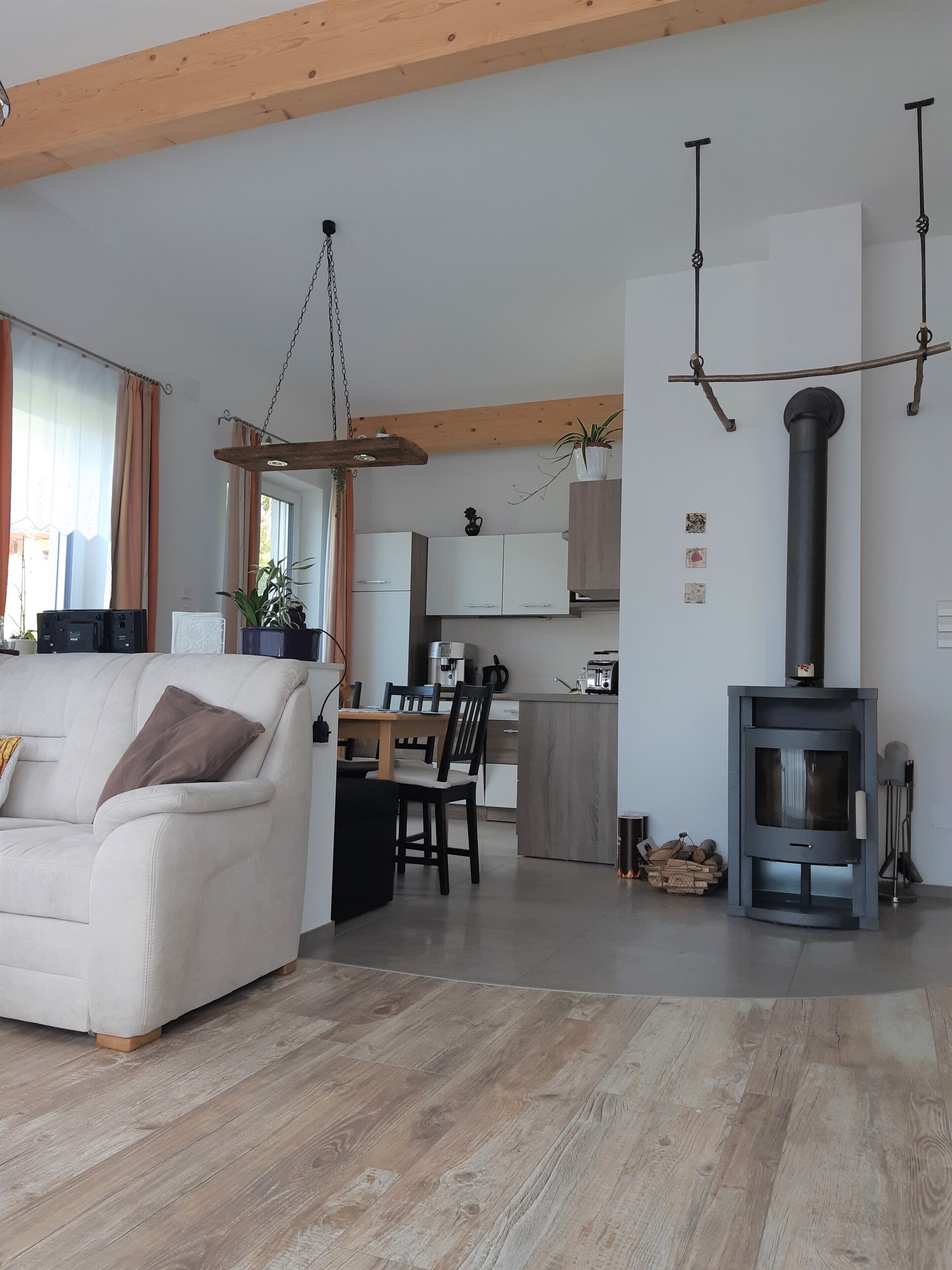 Télévision à écran plat, livres, chaîne hi-fi