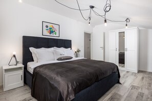 4 habitaciones, tabla de planchar con plancha, wifi y ropa de cama 