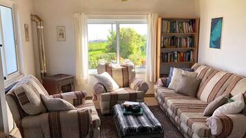 TV, libri, videoteca, impianto stereo