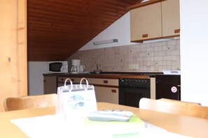 Réfrigérateur, micro-ondes, four, chaise haute