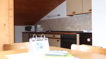 Réfrigérateur, micro-ondes, four, chaise haute