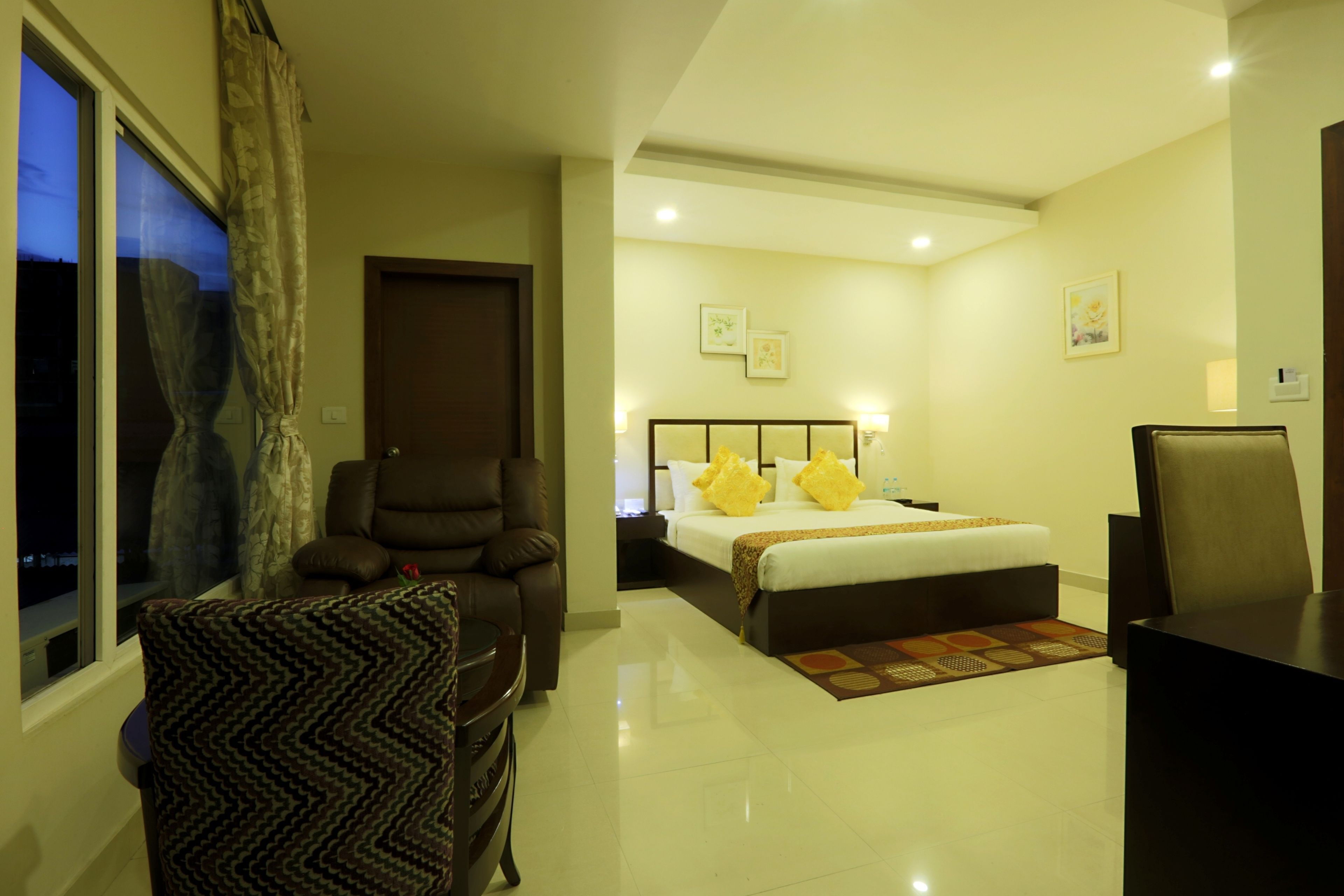 1 多间卧室、迷你吧、客房内保险箱、办公桌