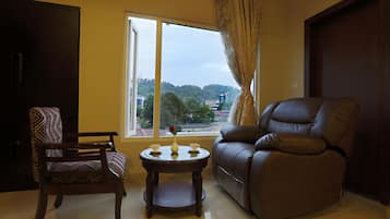 Executive Double Room, 1 Bedroom, Smoking | Living area | TV