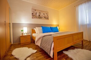 2 عدّة غرف نوم ومكواة/لوح كي وخدمة الإنترنت وملاءات أسرّة