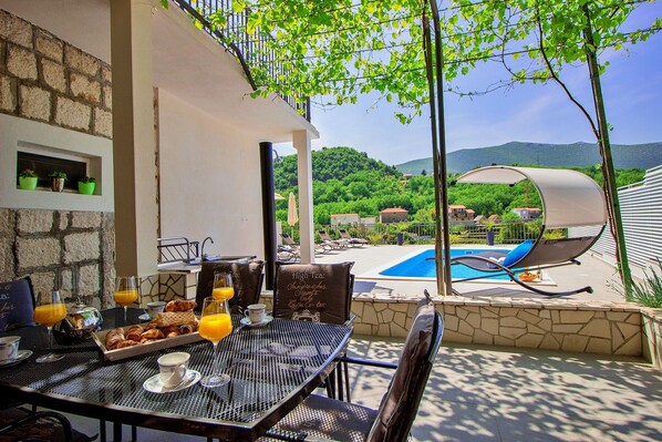 تناول الطعام بالخارج