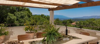 Belle villa en pleine nature avec piscine, jardin, barbecue et vue sur la mer Wi-Fi gratuit