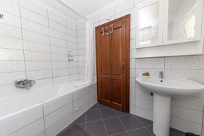 Tina, secadora de cabello, bidet, toallas 