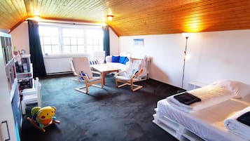 4 bedrooms, travel crib, free WiFi