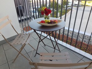 Outdoor dining - Newly built studio apartment "Höchsten", 45 sqm (Friedrichshafen-Fischbach)