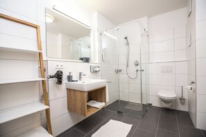 Douche, sèche-cheveux, serviettes fournies, savon