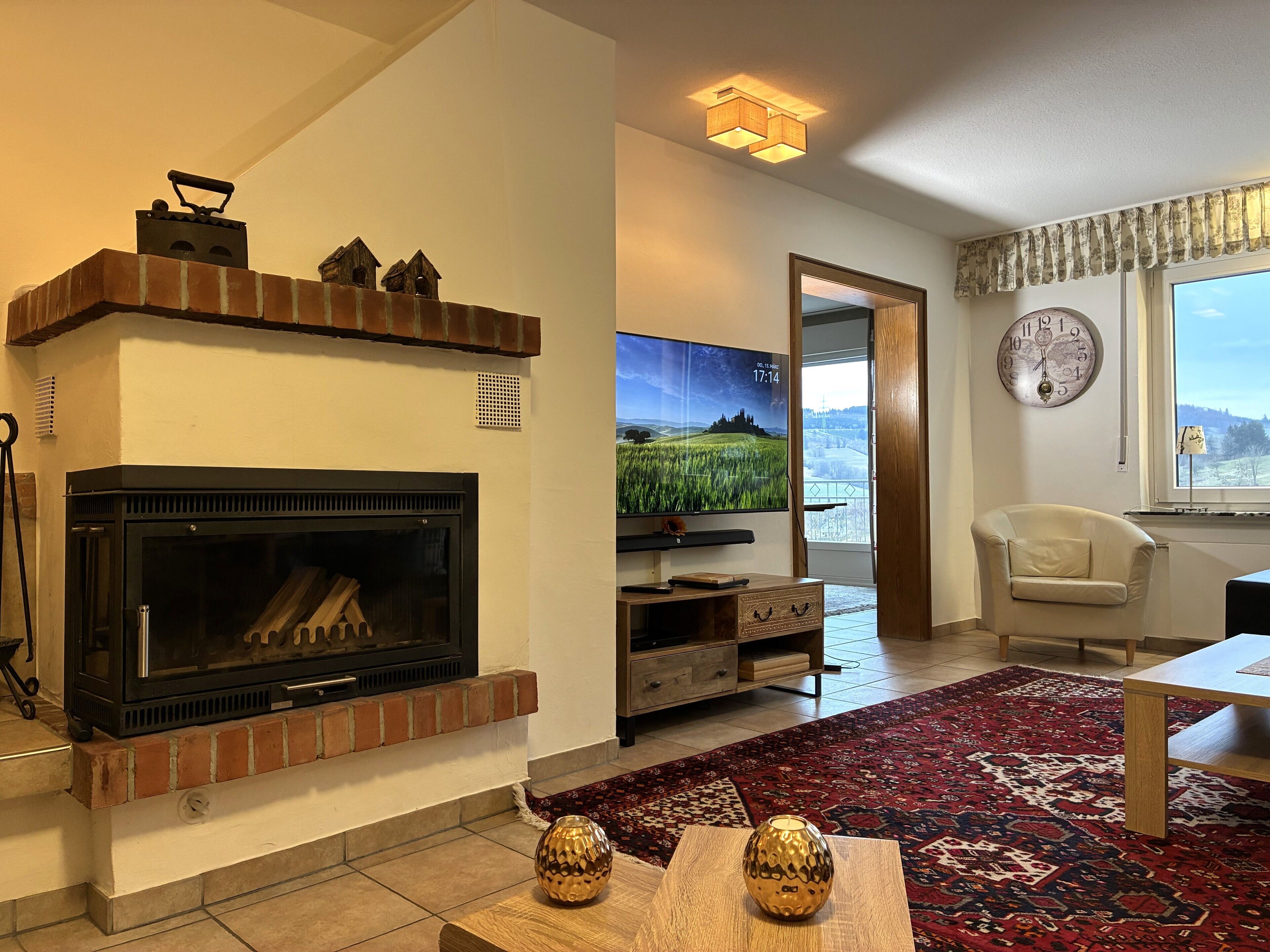 Smart TV, lareira, DVD player, livros