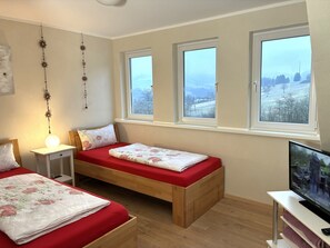 7 habitaciones, tabla de planchar con plancha y cuna de viaje 