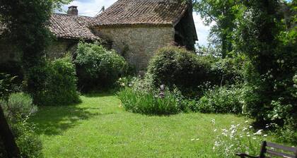 gßte de charme, calme, jardin privé clÎturé, piscine a partager, au Perigord
