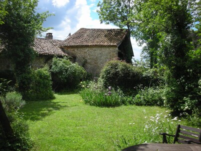 romantic stone house, very quiet in the nature park