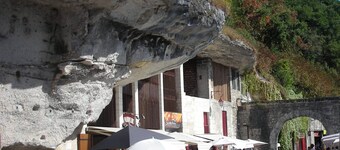 romantic stone house, very quiet in the nature park