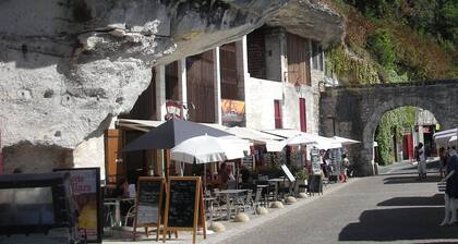 romantic stone house, very quiet in the nature park