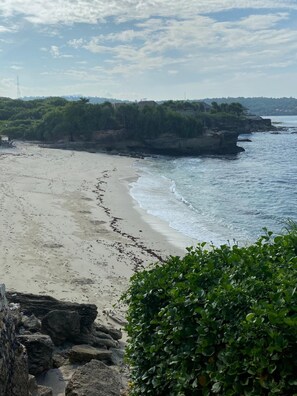 Beach nearby, white sand, scuba diving, snorkelling