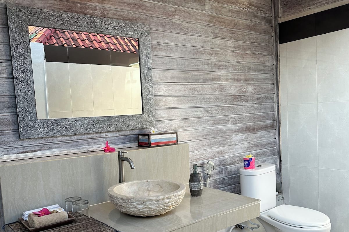 Deluxe Double Room, Balcony | Bathroom | Shower, free toiletries, towels