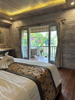 Minibar, caja de seguridad en la habitación y escritorio