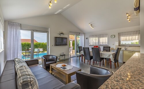 Villa Sandra 4+2 with pool, garden & terrace with barbecue & free Wi-Fi