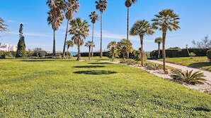 Property grounds - APARTMENT TANSY DIRECTLY BY THE SEA WITH A DREAM SEA VIEW AND POOL (Armacao de Pera)