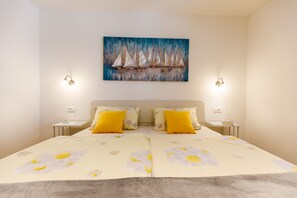 2 slaapkamers, een kluis op de kamer, een strijkplank/strijkijzer, wifi