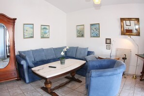 Een televisie, boeken en een stereo