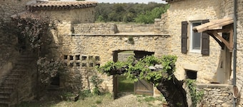 CEVENOL MAS I ANCIENT FORTIFIED LAND NĂR ANDUZE