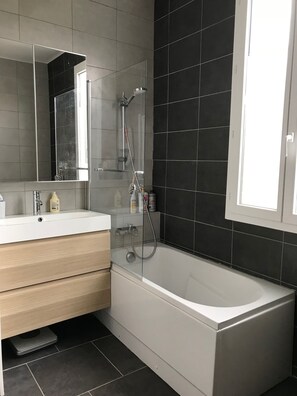 Baignoire, séchoir à cheveux, serviettes fournies