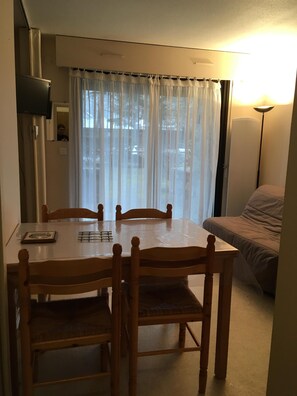 Dining - T2 cabin 6pers WIFI free in the Parc des Thermes SENSORIA cable car 150m away (saint lary soulan)