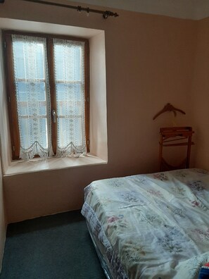 2 bedrooms, iron/ironing board, WiFi