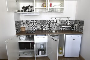 Réfrigérateur, micro-ondes, plaque de cuisson, cafetière/bouilloire
