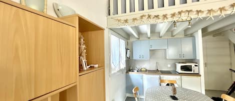 Kjøleskap, mikrobølgeovn, oppvaskmaskin og kaffetrakter/tekoker