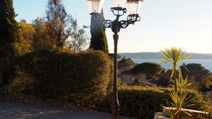 Un camino empedrado que conduce a un farol tradicional con tres luces.